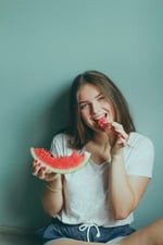 Por qué es malo comer con prisas o de pie